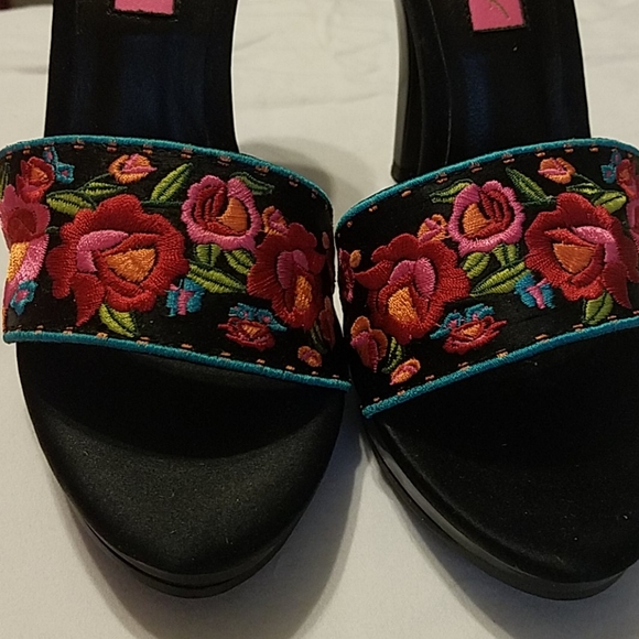 Betsy Johnson Janika Sandles - Picture 8 of 8